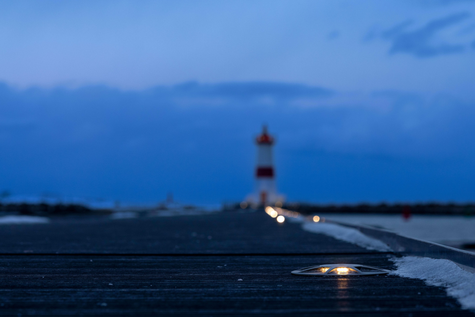 Sicherheits- und stimmungsvolle Lichtführung auf einem Ponton