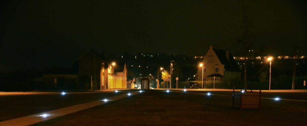 Plots lumineux pour le balisage d’une place publique