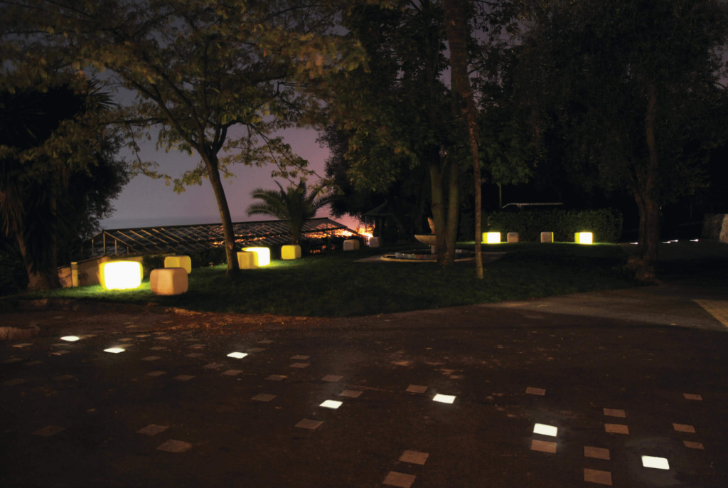 Éclairage par pavés d’un jardin paysager