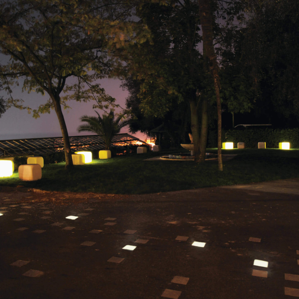 Éclairage par pavés d’un jardin paysager