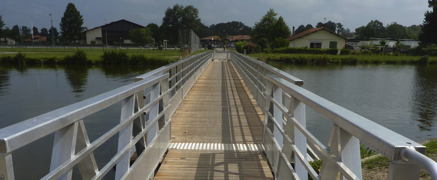 Sécurité piéton et vélos sur passerelle en bois