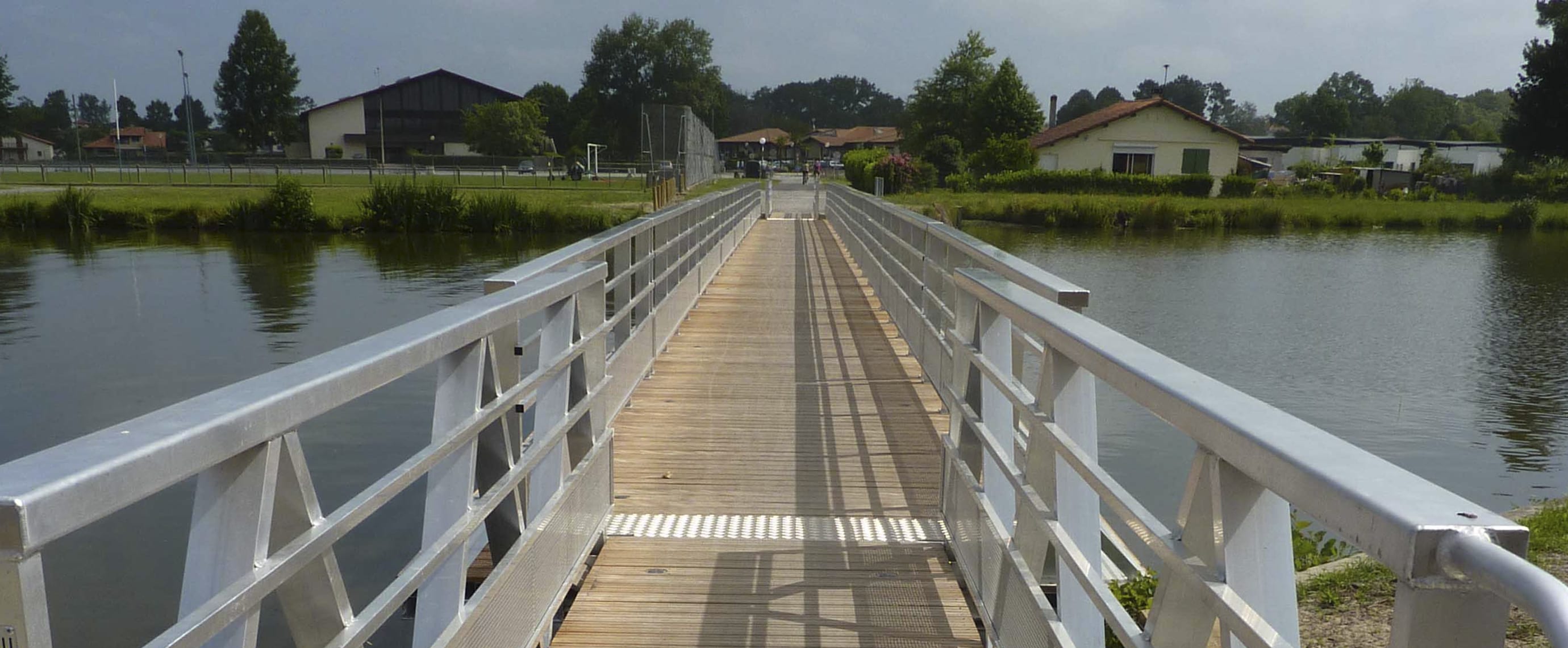 Sécurité piéton et vélo sur passerelle bois balise solaire ECO-84 Eco-Innov