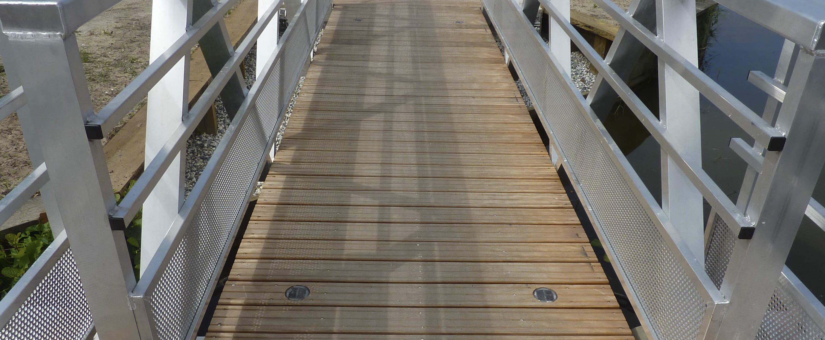Sécurité piéton et vélo sur passerelle bois balise solaire ECO-84 Eco-Innov