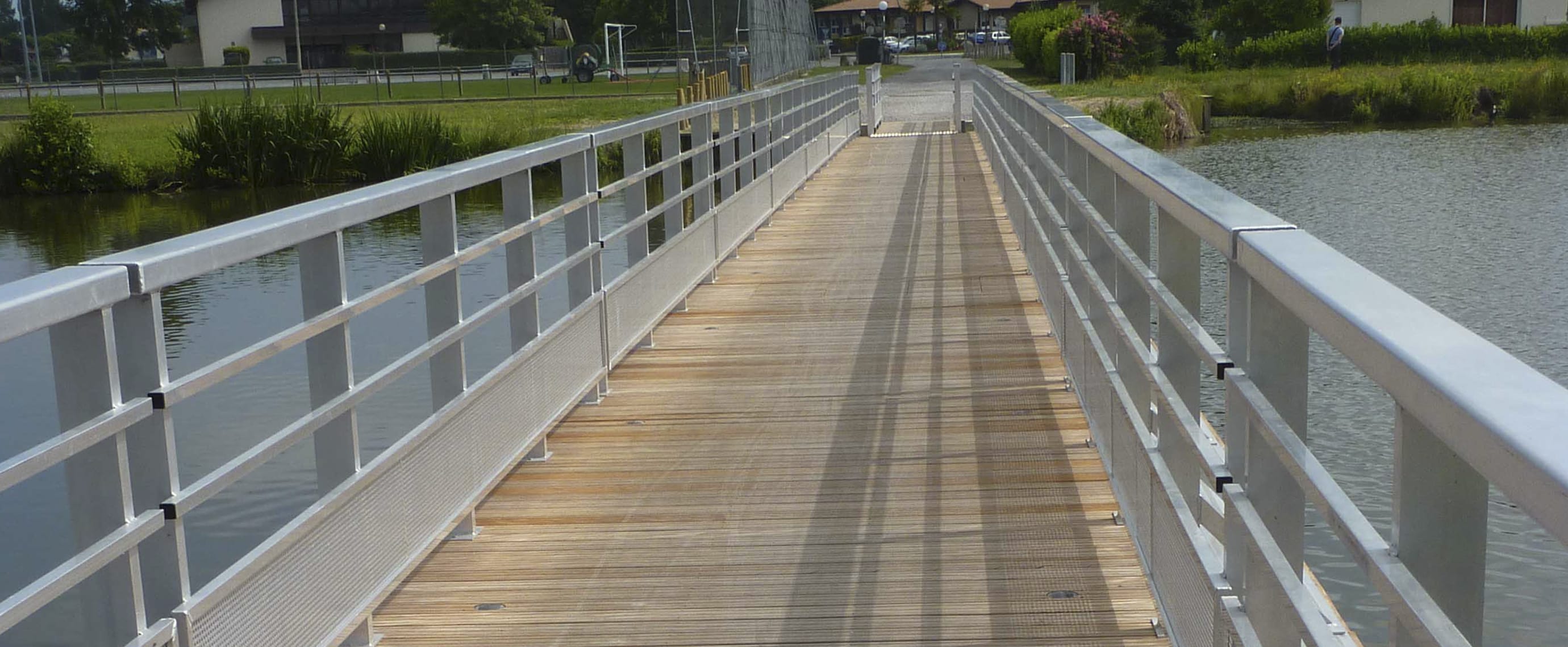 Sécurité piéton et vélo sur passerelle bois balise solaire ECO-84 Eco-Innov