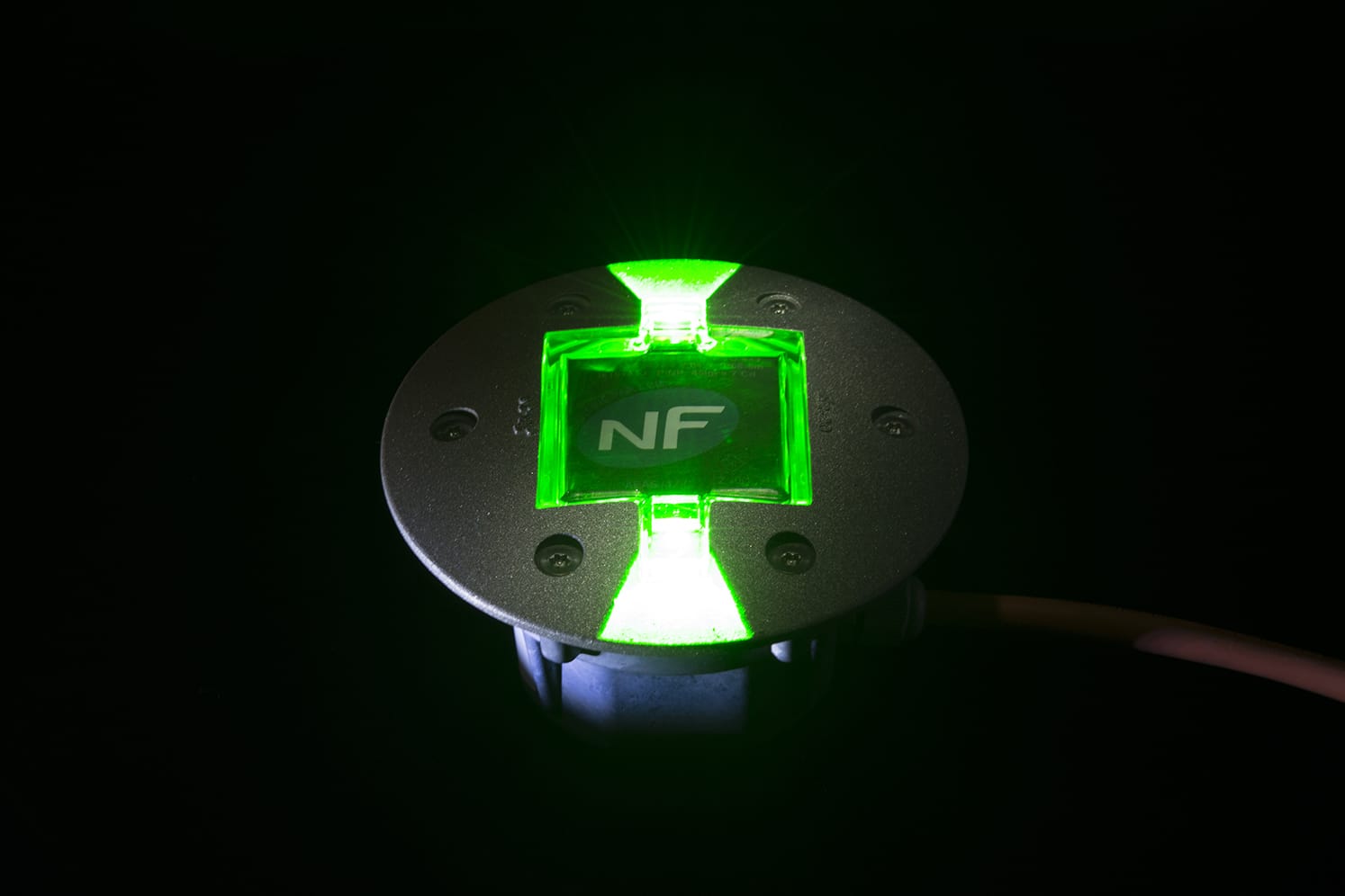 Plot LED routier vert avec logo pour piste cyclable, voirie. ECO-843 : balisage lumineux à faible consommation énergétique adapté au passage régulier de véhicules lourds.