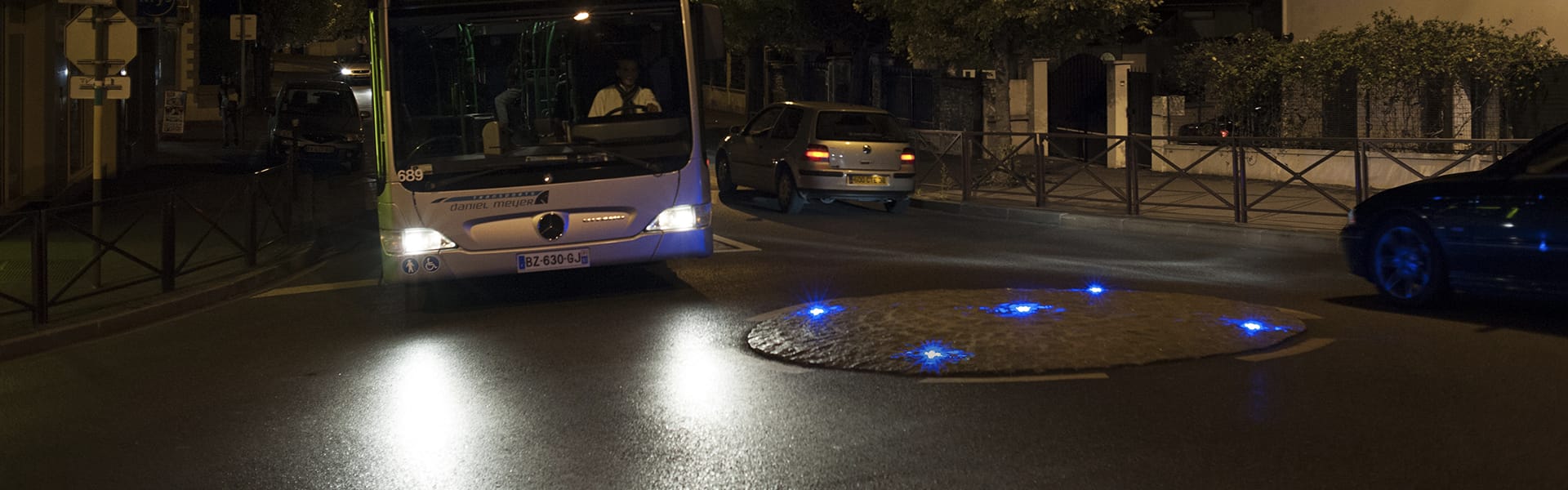 Signalling a crossing roundabout LED beaconing