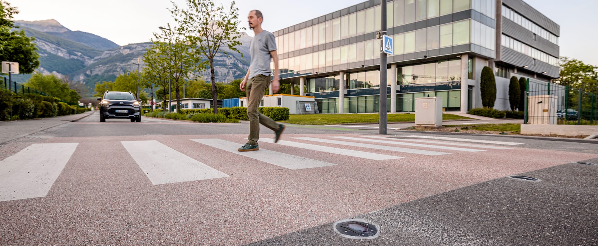 Synchronised flashing beaconing of a pedestrian crossing, ECO-160 A Eco-Innov
