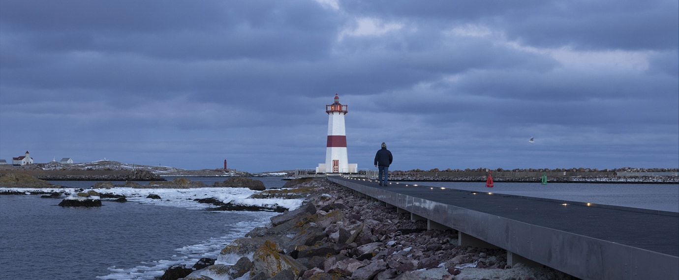 Light guidance for safety ensuring visibility of a lighthouse access pontoon in all weathers, ECO-870 Eco-Innov