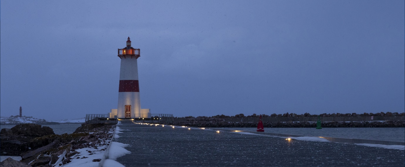 Light guidance for safety ensuring visibility of a lighthouse access pontoon in all weathers, ECO-870 Eco-Innov