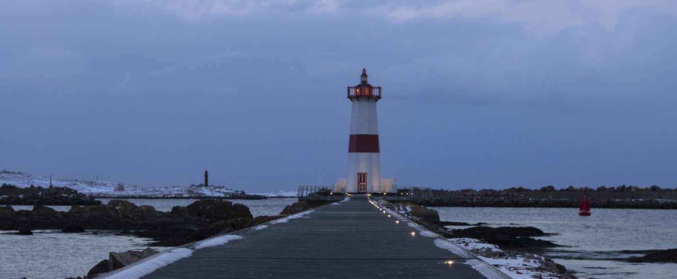 Light guidance for safety ensuring visibility of a lighthouse access pontoon in all weathers, ECO-870 Eco-Innov