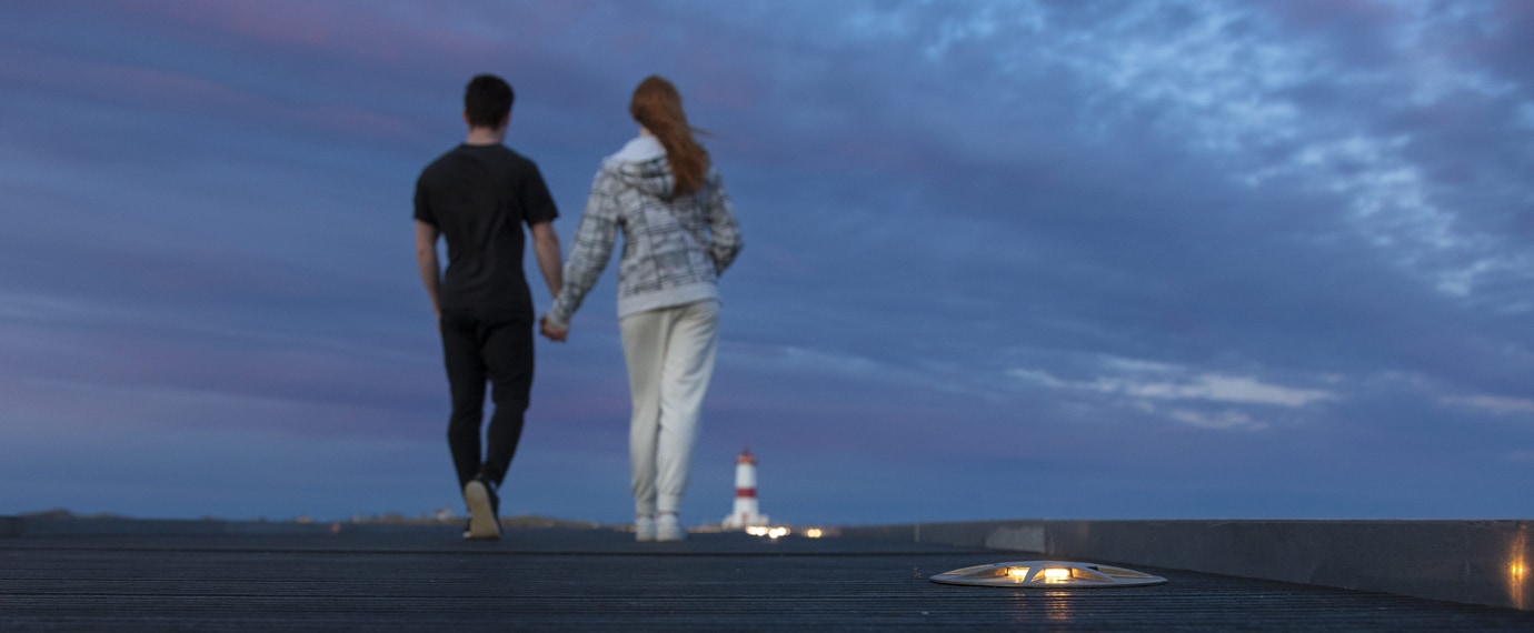 Light guidance for safety and ambience on a pontoon