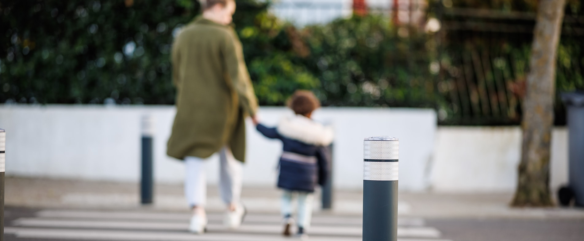 Pedestrian crossing protection with flexible solar bollards - ECO-CITY 35 Eco-Innov