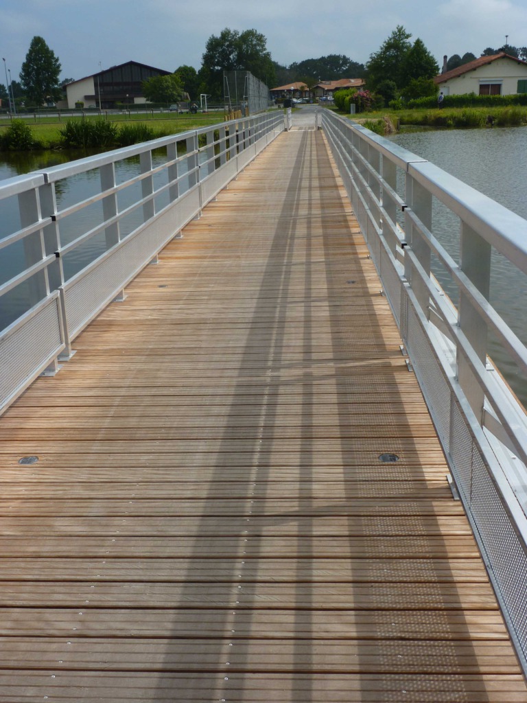 Sécurisation piétons et vélos sur passerelle en bois