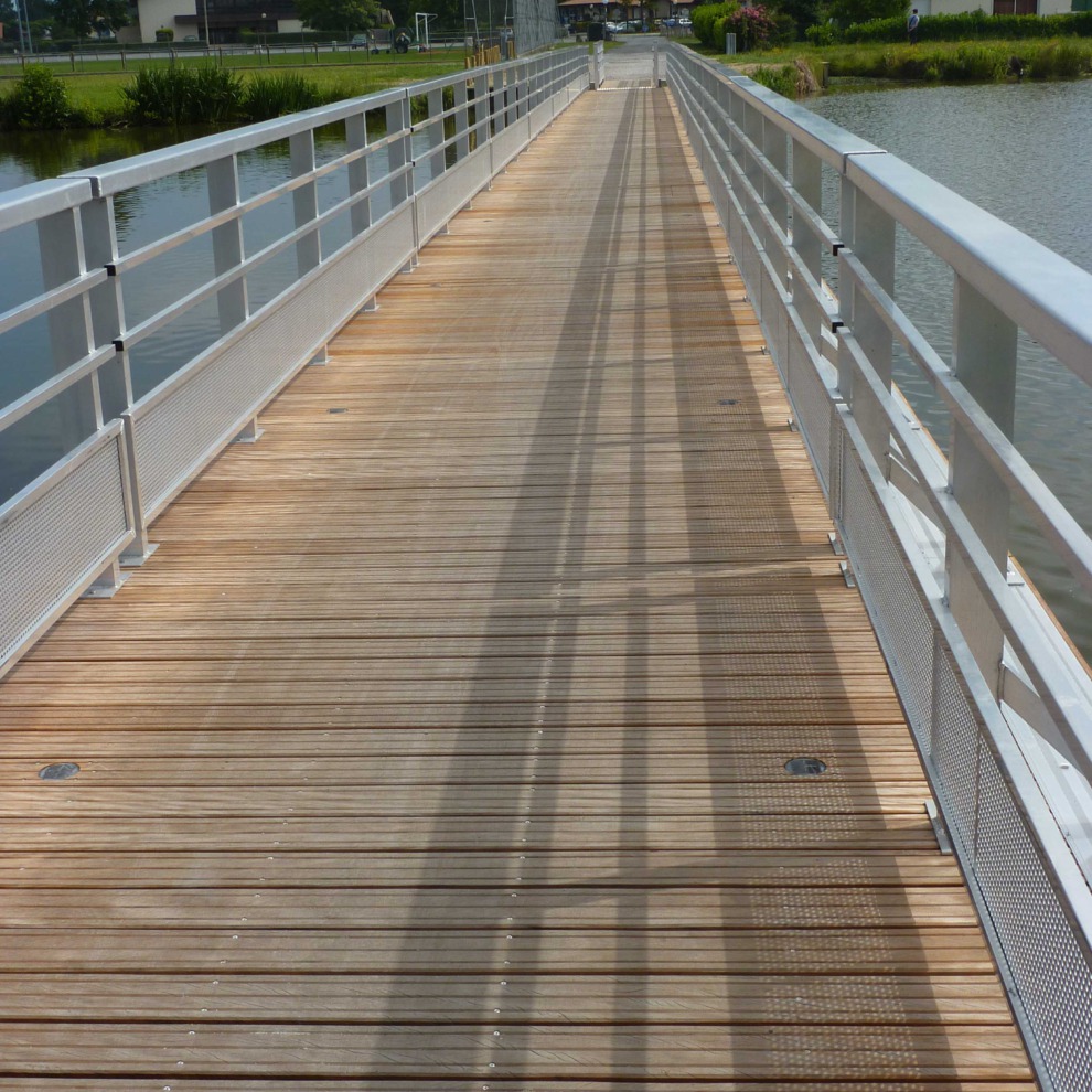 Sécurisation piétons et vélos sur passerelle en bois