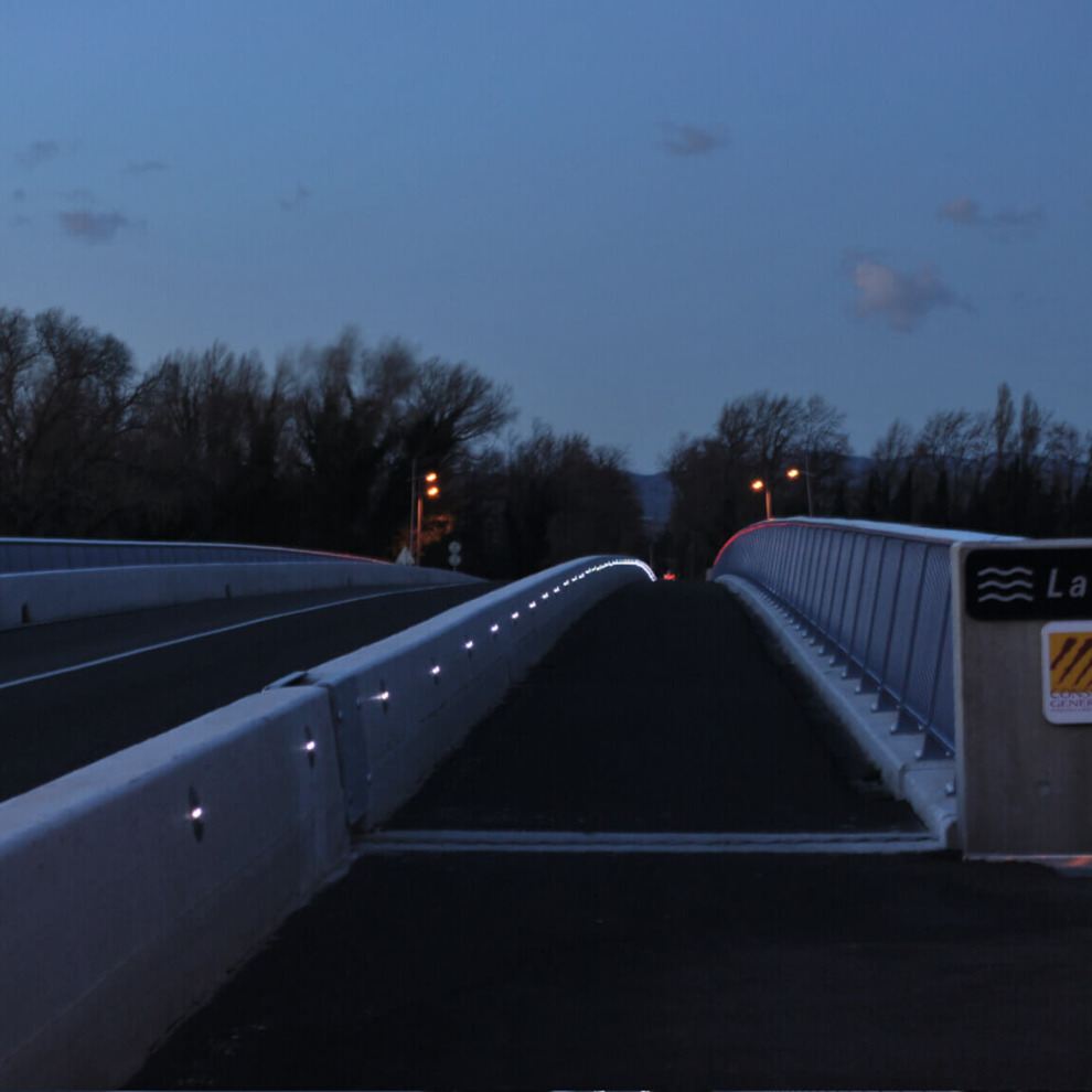 Balisage solaire d’une piste cyclable sur un pont
