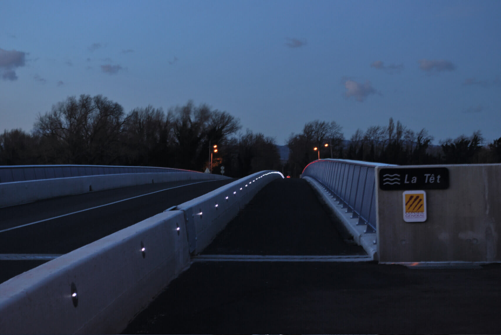 Balisage solaire d’une piste cyclable sur un pont