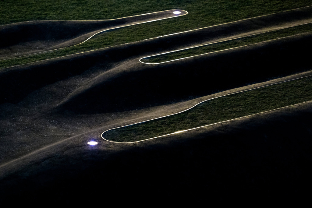 Balisage solaire dans un jardin public – Sculpture paysagère